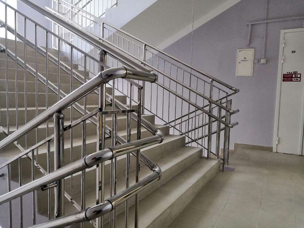 perila-i-ograzhdeniya-s-vertikalnym-zapolneniem