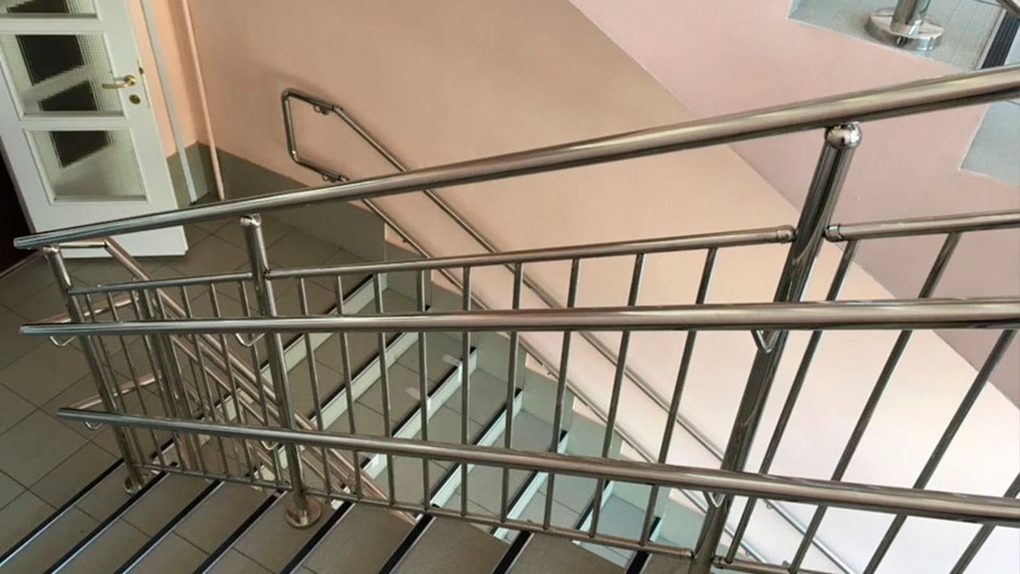 perila-i-ograzhdeniya-s-vertikalnym-zapolneniem2