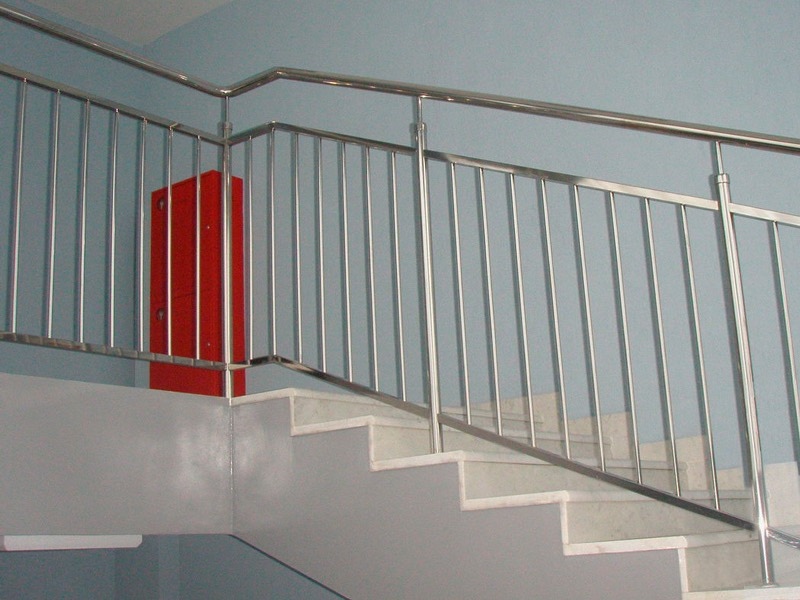 perila-i-ograzhdeniya-s-vertikalnym-zapolneniem3